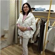 Laureata in lettere vecchio ordinamento, specializzata in storia dell'arte e restauro, con vasta esperienza didattica